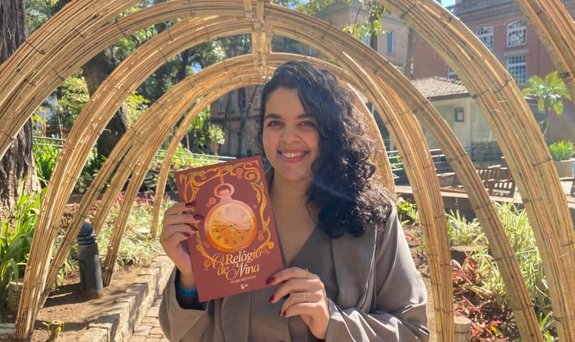 Mari Mendes apresenta O Relógio de Nina, seu romance de estreia na ficção cristã, durante a FEFICC 2025, em São Paulo. (Foto: Divulgação)