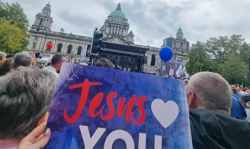 Marcha reuniu milhares de pessoas nas ruas de Belfast. (Foto: Instagram/marchforjesusireland)
