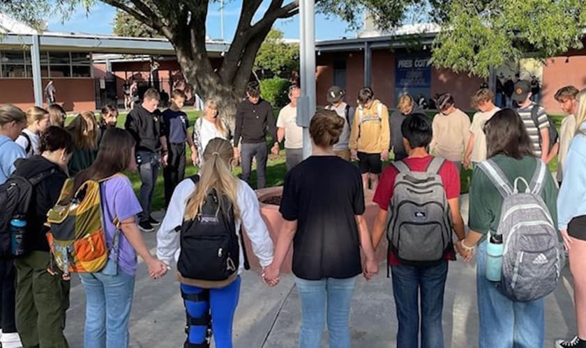 Os jovens evangelizando na comunidade. (Foto: Reprodução/AG News)