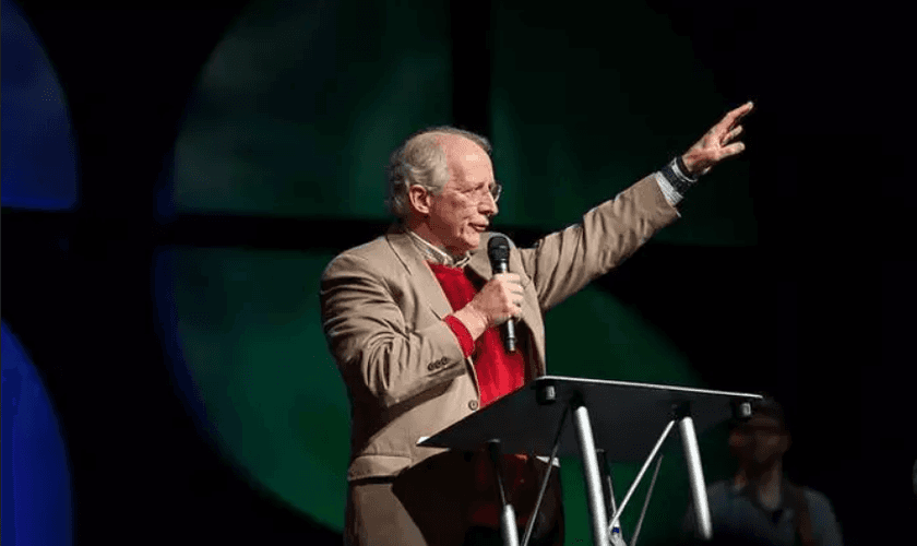 John Piper fala na Conferência da Cruz para as Nações. (Foto: Cruz para as Nações)