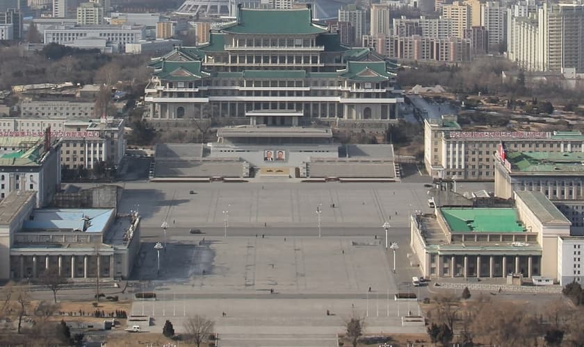 A Praça Kim Il-Sung, hoje palco de desfiles militares, antes abrigava casas de missionários e eventos religiosos. (Foto: Wikipedia)