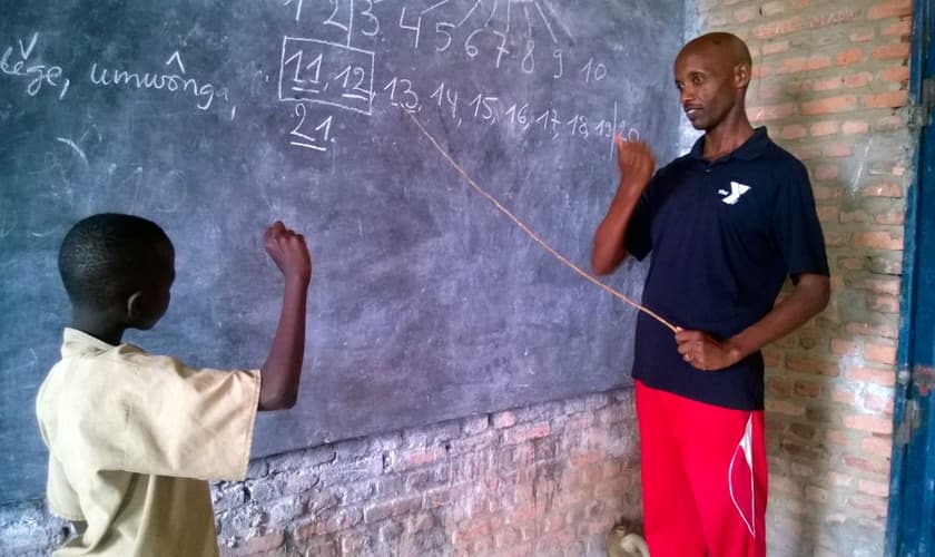 Surdos aprendendo o Evangelho. (Foto: Reprodução/DOOR International)