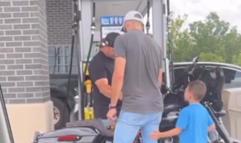 Bobby Symes e Wyatt orando pelo motoqueiro. (Foto: Reprodução/Instagram/Bobby Symes)