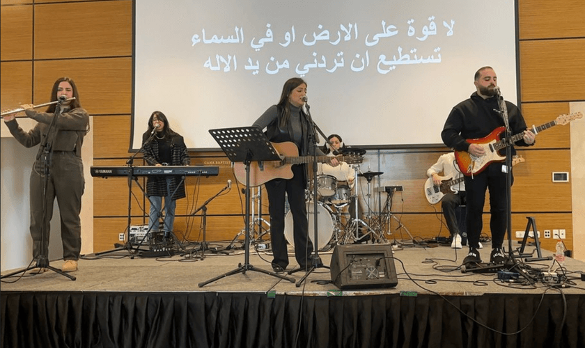Jovens ministram louvor na comunidade batista árabe em Caná, Israel. (Foto: Canna Baptist Church)