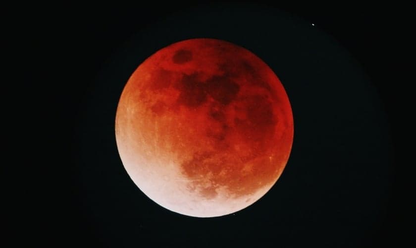 O próximo fenômeno da lua de sangue ocorrerá na noite de 7 de setembro de 2025. (Foto: Unsplash/ Yu Kato)