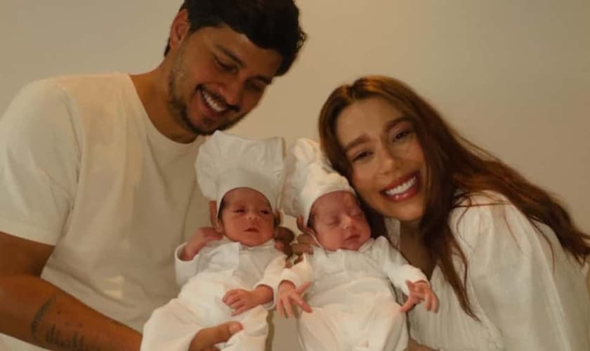 Julliany, o esposo Leo e os gêmeos. (Foto: Instagram/Julliany Souza).