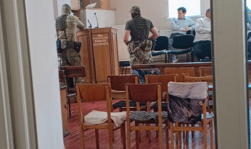 Polícia invade congregação batista ligada ao Conselho de Igrejas, em Sverdlovsk. (Foto: Conselho Batista de Igrejas)