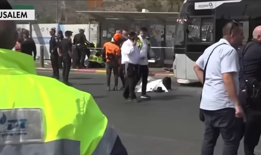 Equipes de segurança e emergência atuam em Ramot Junction, em Jerusalém, após ataque terrorista contra ônibus. (Captura de tela/YouTube/Fox News).