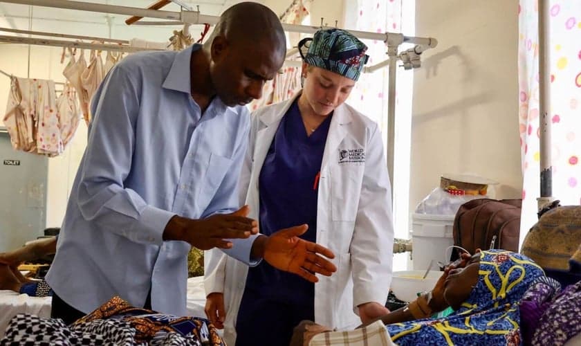 Equipe médica orando por paciente. (Foto: Reprodução/Samaritan's Purse)