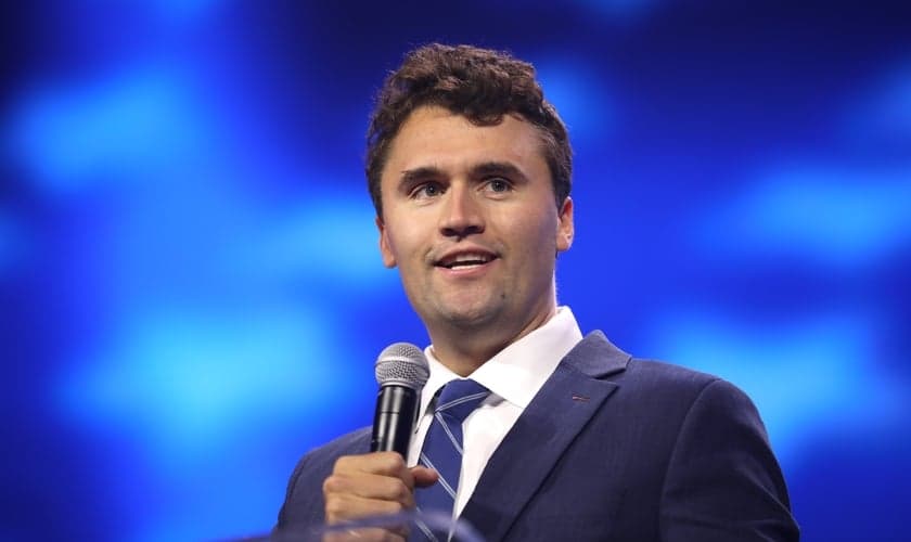 Charlie Kirk em uma conferência da Turning Point USA em 2023. (Foto: Wikimedia Commons/Gage Skidmore)