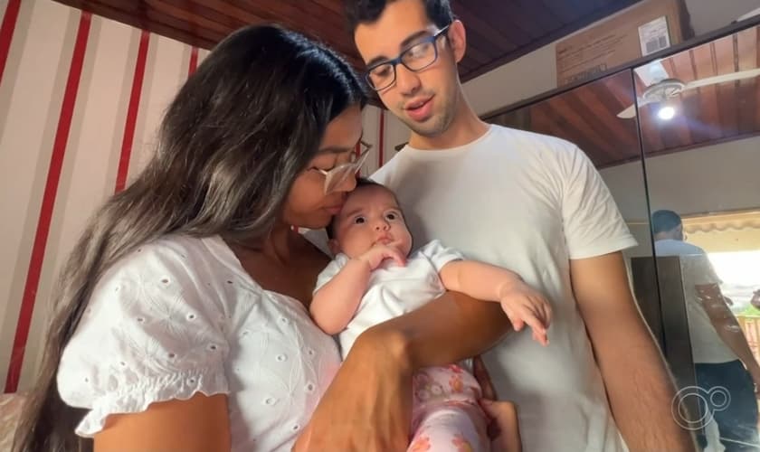 Os pais Aryston e Adrielle com a filha. (Foto: Reprodução/TV TEM).