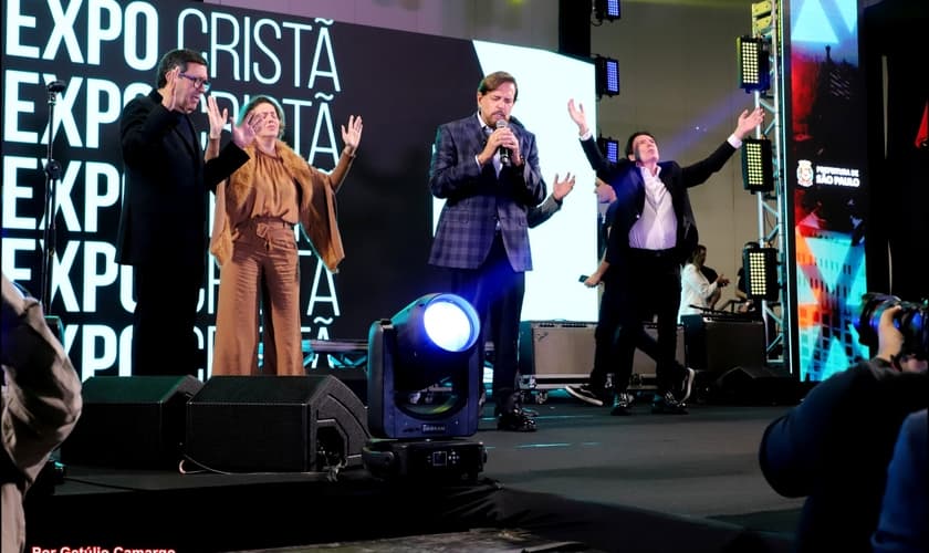 Pastor Edson Rebustini, da Bíblica da Paz, Adriana Barros, diretora executiva da Expo Cristã, Apóstolo Estevam Hernandes, da Igreja Renascer, e Pr. Robson Rodovalho, da Sara Nossa Terra. (Foto: Getúlio Camargo)