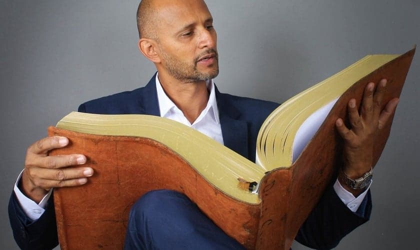 Wandemberg Marques iniciou o grande desafio de transcrever manualmente toda a Bíblia, de Gênesis a Apocalipse. (Foto: Dirley)