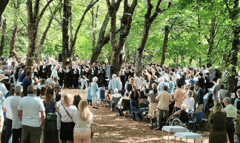 Cristãos reunidos na esplanada arborizada em frente ao Museu do Deserto em Mialet, na França. (Foto: Defap)