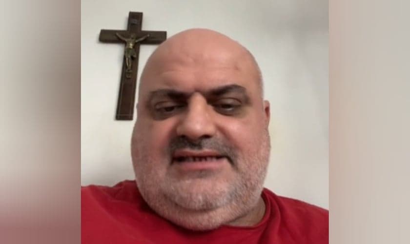 Ashur Sarnaya, de 45 anos, foi esfaqueado no pescoço. (Foto: Reprodução/TikToker/ashur.love).