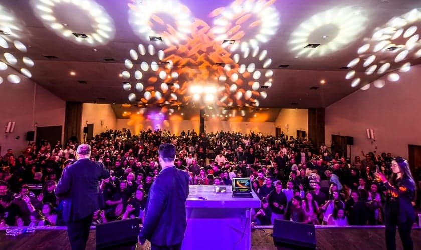 Joel Engel na Escola Profética 2025. (Foto: Ministério Engel)