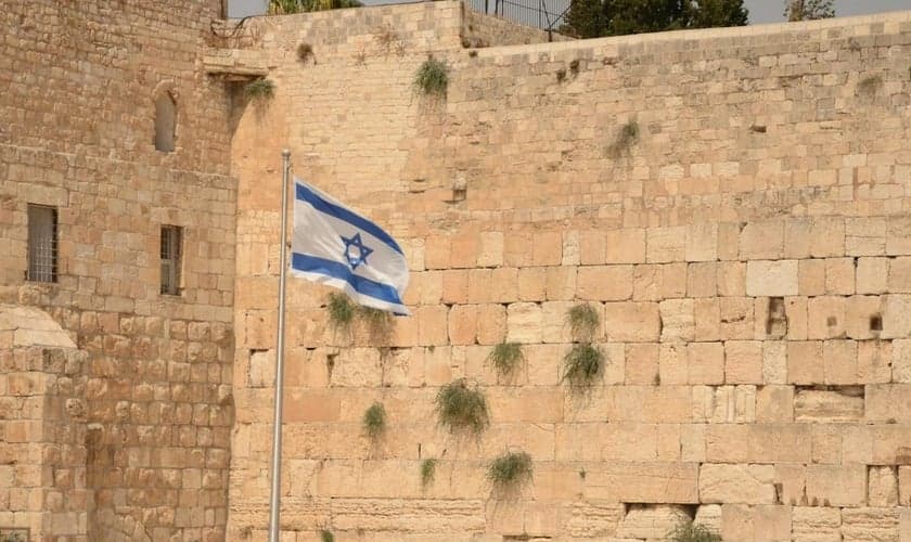 Bandeira de Israel em destaque no Muro das Lamentações. (Foto: Pexels)