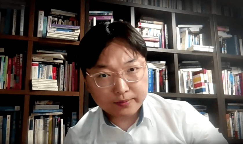 YoungHoon Kim durante declaração em que anunciou o compromisso de plantar igrejas em todo o mundo. (Captura de tela/X/ @yhbryankimiq)