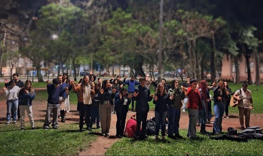 Os estudantes realizaram o culto em uma praça em frente à UFRGS. (Foto: REDE UFRGS).