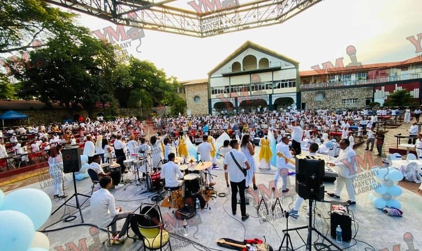 Um encontro de adoração foi cancelado repentinamente pela polícia. (Foto: Facebook/Yosmany Mayeta Labrada).