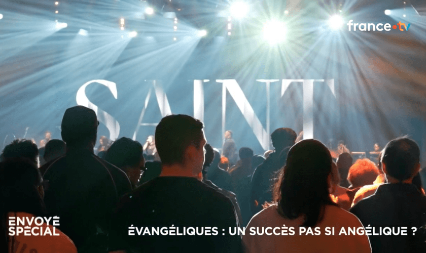 Culto evangélico na França, mostrado em reportagem da France 2. (Captura de tela/Franceinfo)