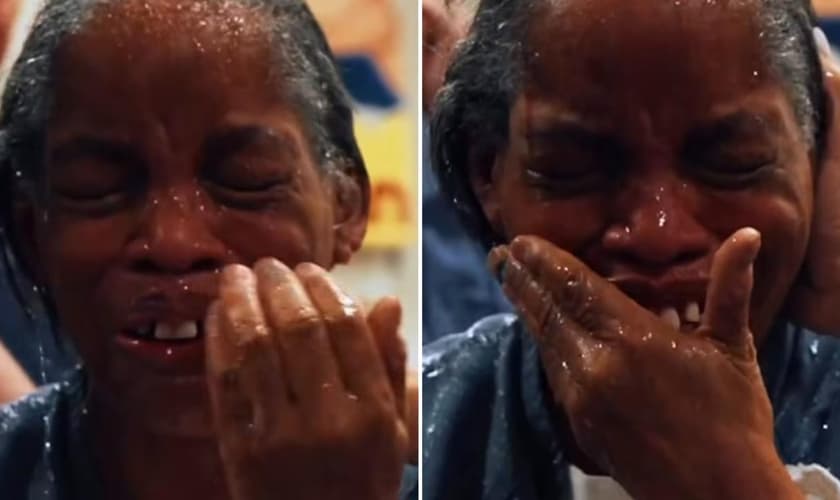 O batismo da idosa na prisão. (Foto: Reprodução/Instagram/God Behind Bars)