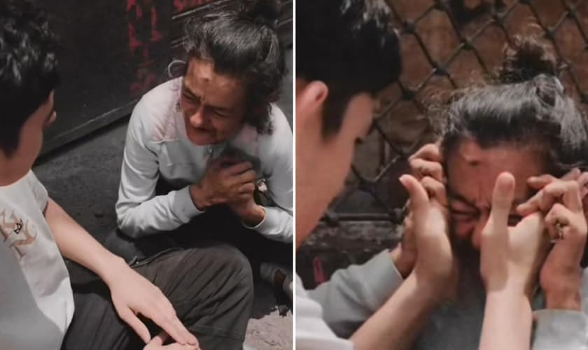 Os jovens orando pela idosa. (Foto: Reprodução/Instagram/Josué Daniel Mondragón)