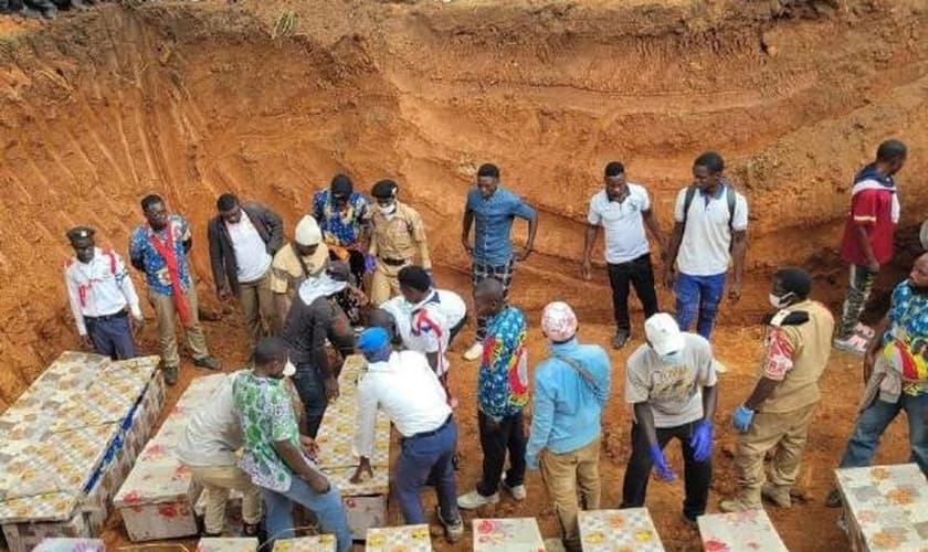 Enterro em massa para as vítimas de um ataque do Estado Islâmico na Província da África Central a uma igreja em Komanda, Província de Ituri, em agosto. (Foto: Barnabas Aid)