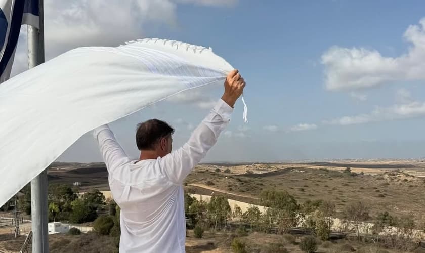 Joel Engel durante oração na fronteira entre Israel e Gaza. (Foto: Ministério Engel)