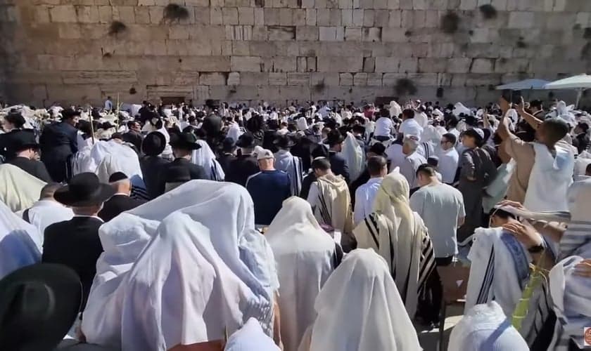 Milhares de judeus participaram da cerimônia de bênção sacerdotal no Muro das Lamentações. (Foto: Reprodução/YouTube/The Holy Land, by Zahi Shaked).