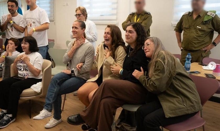 Familiares aguardam com emoção a chegada dos reféns libertados após o acordo entre Israel e Hamas. (Foto: IDF)