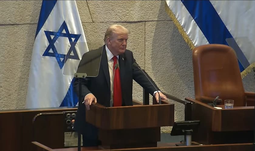 Donald Trump discursa no Knesset em um momento histórico, durante a cerimônia de retorno dos reféns israelenses. (Captura de tela/YouTube/White House)