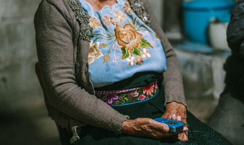 Juanita com a Bíblia em áudio nas mãos. (Foto: Reprodução/Global Christian Relief)