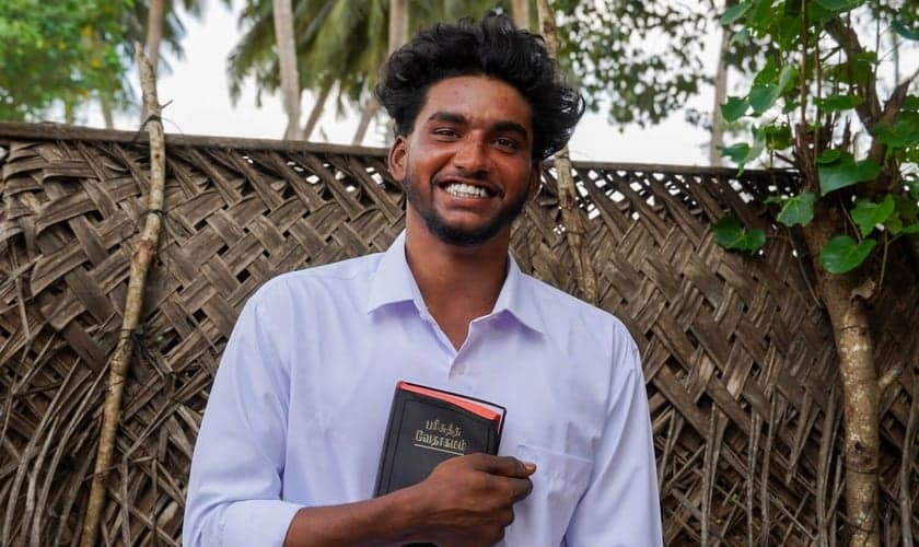 Sibi foi transformado por Deus. (Foto: Bible League International).