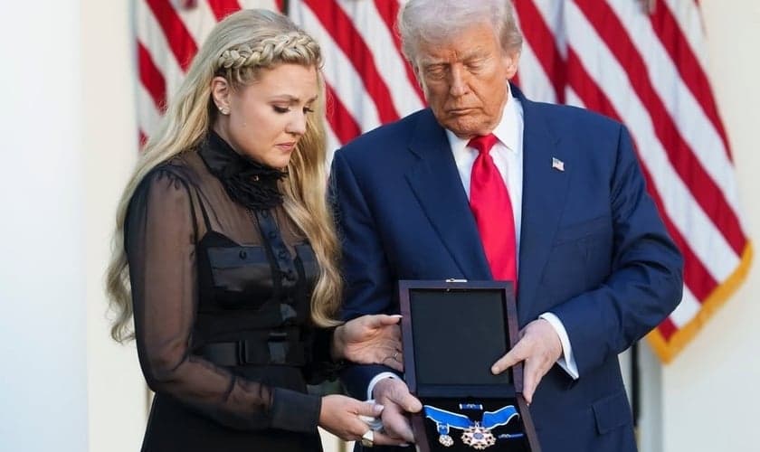 Erika Kirk recebe a Medalha Presidencial da Liberdade das mãos de Donald Trump. (Foto: Instagram/Casa Branca)