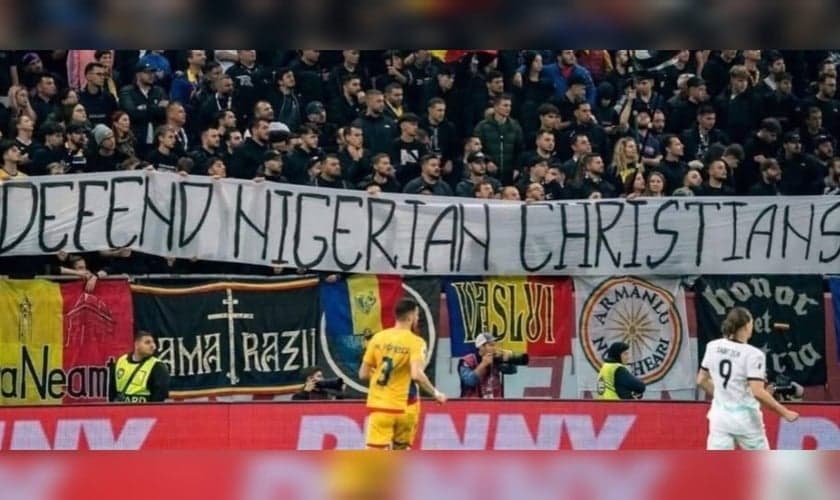 A torcida romena pediu o fim do genocídio de cristãos na Nigéria. (Foto: Reprodução/X/Casual Ultra Official).