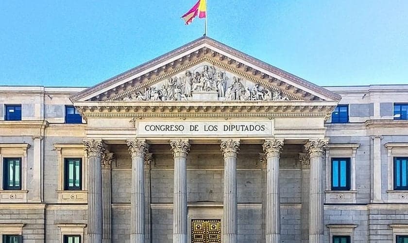 Fachada do Congresso dos Deputados, sede do Parlamento espanhol em Madri, onde tramita a proposta de incluir o aborto como direito constitucional. (Foto: Julian David Perez Del Basto/Creative Commons)