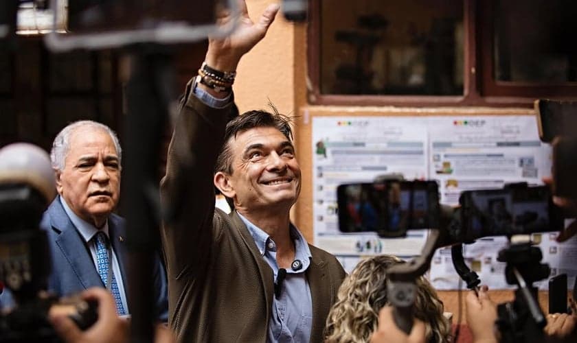 Rodrigo Paz acena aos apoiadores após ser confirmado vencedor das eleições. (Foto: Instagram/rodrigopazpereira)