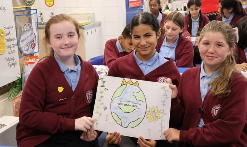 Estudantes que participaram da ‘Oração do Pai Nosso’ seguram placa “Venha o Teu Reino”. (Foto: Faith in the North)