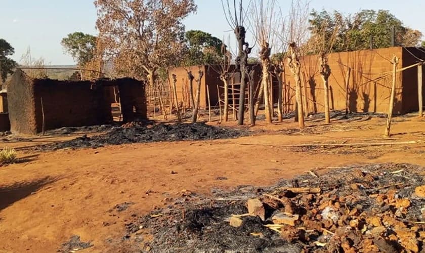 Parte da devastação causada pelos recentes ataques na aldeia de Napala. (Foto: Portas Abertas)