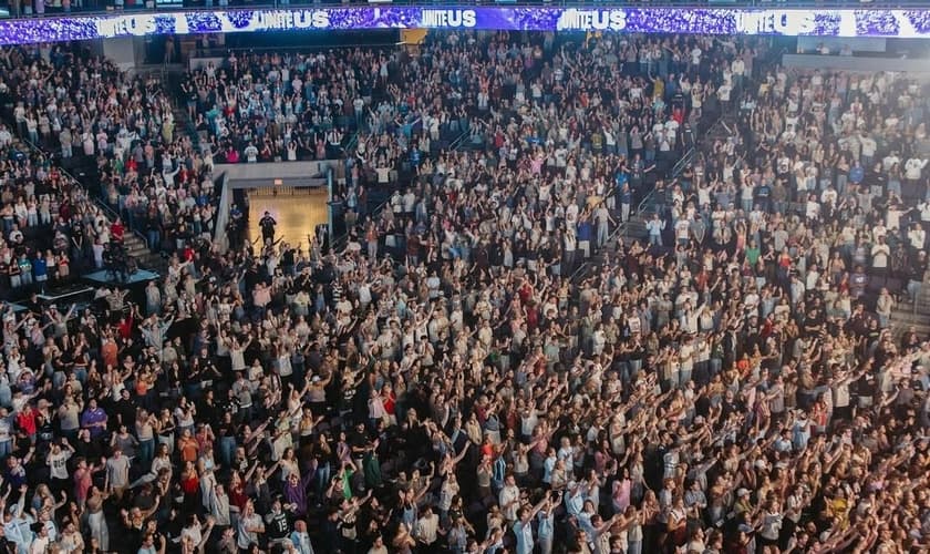 Milhares de estudantes se reuniram para ouvir a Palavra de Deus. (Foto: Instagram/Unite US)
