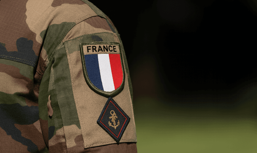 O general Fabien Mandon ressaltou o risco de um confronto “violento”. (Imagem ilustrativa gerada por IA)