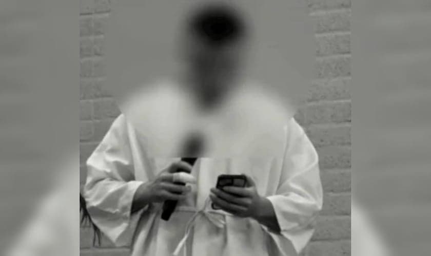 O ex-muçulmano deu seu testemunho na cerimônia de batismo. (Foto: Reprodução/Instagram/New Life Zoetermeer).