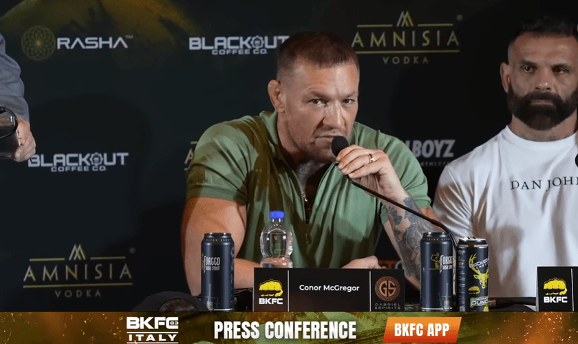Conor McGregor na coletiva de imprensa. (Foto: Reprodução/YouTube/Bare Knuckle Fighting Championship)