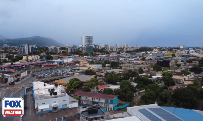 A tempestade já deixou três mortos na Jamaica. (Foto: Reprodução/YouTube/FOX Weather)