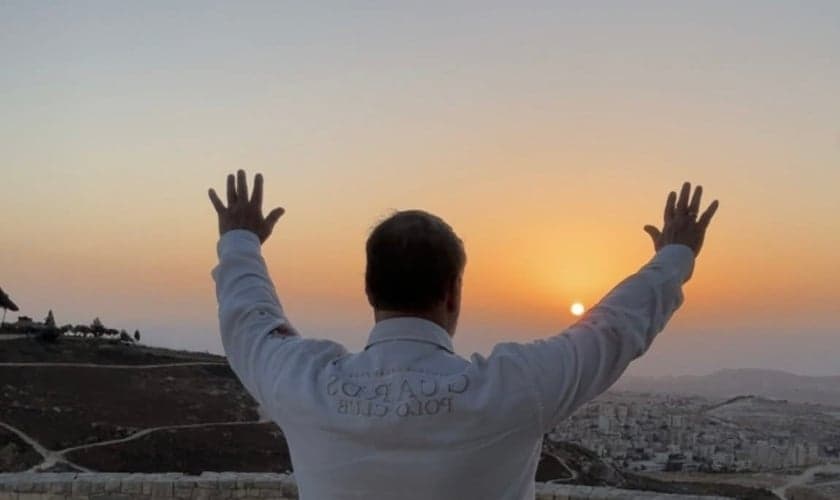 Joel Engel durante oração em Israel. (Foto: Ministério Engel)