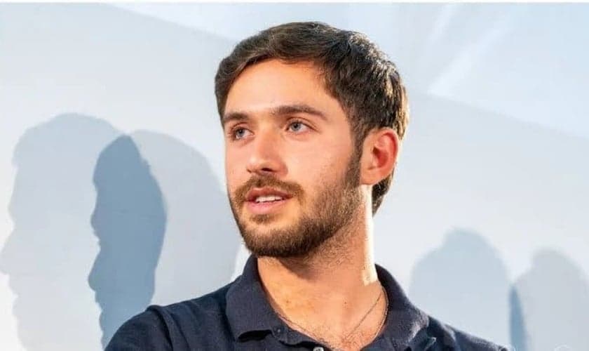 O ex-refém israelense Omer Shem Tov compartilha sua história pelo mundo. (Captura de tela/YouTube/JNF)