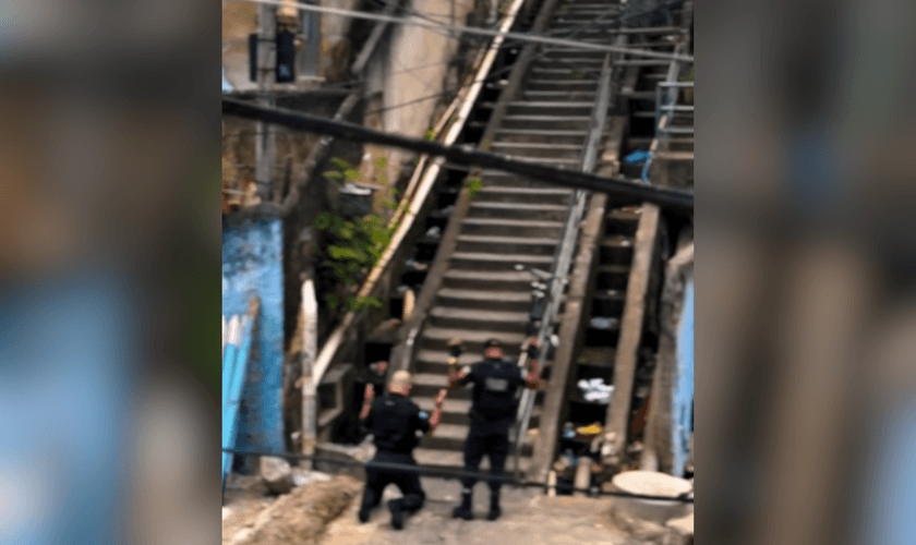 Imagem gerada por IA de dois policiais orando em favela do Rio viraliza. (Reprodução: redes sociais)