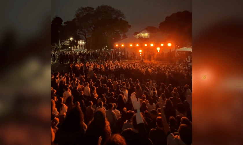 Praça de Curitiba foi palco de reunião entre jovens cristãos em noite de louvor. (Captura de tela/YouTube/gui.kilter)