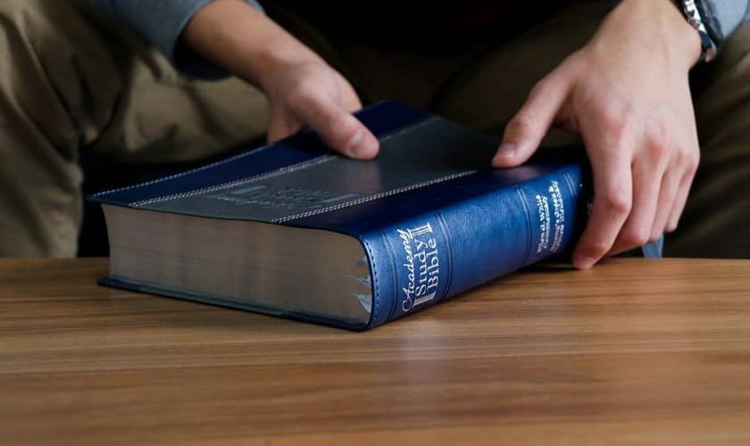 Pesquisa aponta que homens estão lendo a Bíblia com mais frequência que as mulheres. (Foto: Oklahoma Academy Publishing/Unsplash)